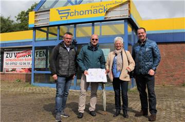 Freuen sich auf den Netto-Markt in Hagen (von links): Bürgermeister Andreas Wittenberg (parteilos), Planer Karl-Heinz Herburg, Ortsvorsteherin Giesela Schwertfeger (CDU) und Verkäufer Roy Schomacker.