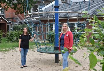 Freuen sich auf den neuen Hort in Lunestedt, der im Hintergrund zu sehen ist: Maria Breuer (links), Leiterin der Kita „Lunestedter Schmetterlinge“, und die Leiterin der Grundschule, Ines Woyciniuk.