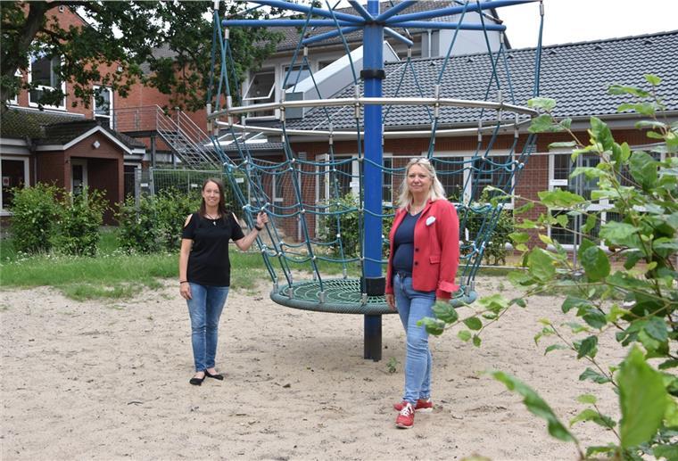 Freuen sich auf den neuen Hort in Lunestedt (im Hintergrund zu sehen), der am 2. September in Betrieb geht: Maria Breuer (links), Leiterin der Kita "Lunestedter Schmetterlinge", und Grundschul-Leiterin Ines Woyciniuk. Foto Schröder