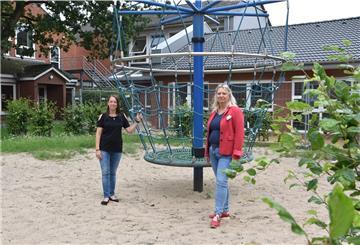 Freuen sich auf den neuen Hort in Lunestedt (im Hintergrund zu sehen), der am 2. September in Betrieb geht: Maria Breuer (links), Leiterin der Kita "Lunestedter Schmetterlinge", und Grundschul-Leiterin Ines Woyciniuk. Foto Schröder
