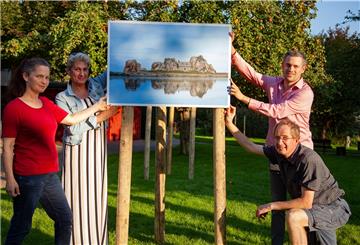 Freuen sich auf die erste Wremer Open-Air-Langzeit-Galerie (von links) im Wremer Kurpark: Astrid Stoppel, Luise Krings, Enno Dummer (stehend) und Jan-Hinrik Dircksen.