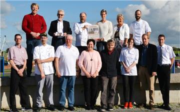 Freuen sich auf die kulinarischen Tage: Die teilnehmenden Gastronome mit Kurdirektorin Sandra Langheim (hinten, 3. von rechts) sowie der Vorsitzenden des Tourismusausschusses, Hanna Bohne (hinten, 2. von rechts), und deren Vertreter Henry Kowalewski (hinten, 2. von links).