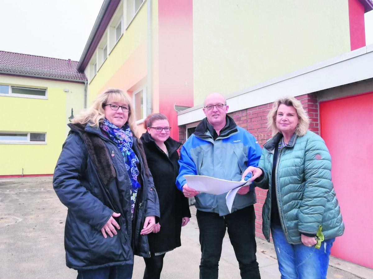 Langen: Grundschule am Hinschweg wird zur Ganztagsschule Freuen sich auf die Mensa, die an dieser Stelle der Schule entstehen soll (v. links): Iris Dittmann, Teamleiterin Jugend, Sport und Soziales in der Stadt Geestland, Schulleiterin Isabel Zirbes, Projektleiter Günter Meyer (Stadtverwaltung) und Monika Hahn, Sekretärin und Mitkoordinatorin.