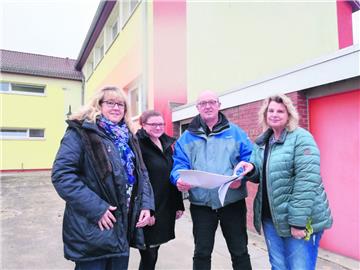 Freuen sich auf die Mensa, die an dieser Stelle der Schule entstehen soll (v. links): Iris Dittmann, Teamleiterin Jugend, Sport und Soziales in der Stadt Geestland, Schulleiterin Isabel Zirbes, Projektleiter Günter Meyer (Stadtverwaltung) und Monika Hahn, Sekretärin und Mitkoordinatorin.