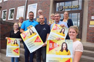 Freuen sich auf die Messe „Job 4 U“ (von links): Merle Arndt, Silke Peine (beide Stadt Nordenham), Kevin Klahr (Siefken), Jürgen Mayer (Stadt), Ralf Peltzer (Zinkhütte), Kerstin Fruhner, Helmut Schmidt (beide NKT), Stefanie Stegmann (Steelwind) und Daniela Matz (NSW).