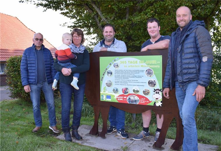 Stadland: Mit dem Rad auf Milch-Ku(h)l-Tour Freuen sich auf die Radtouristen (von links): Arnold Janssen, Heike Köhne mit Enkelsohn Leo, Dennis Damken, Nils von Deetzen und Niklas Bruns. Bei diesen Landwirtinnen und Landwirten befinden sich die Haltepunkte mit den fünf Kuh-Silhouetten.