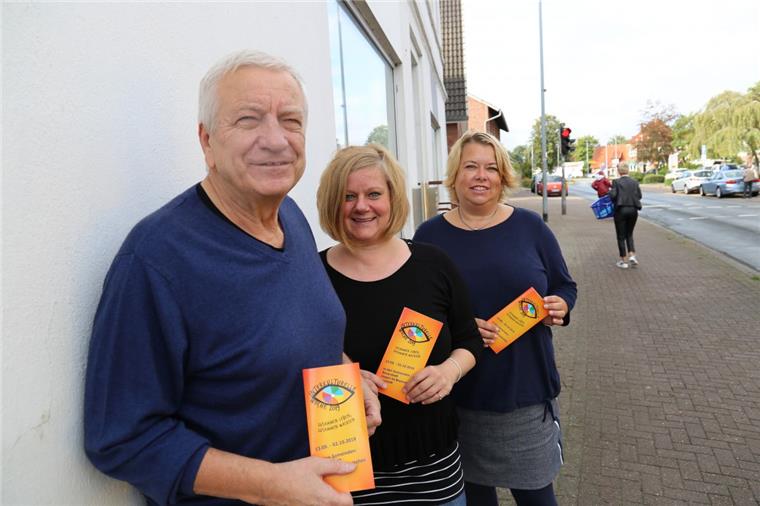 Freuen sich auf die Veranstaltungen der Interkulturellen Woche in den Gemeinden Hagen, Beverstedt und Loxstedt: Nestwerk-Vorsitzender Wolfgang Steen, Integrationsbeauftragte Daniela Plugge und ihre Kollegin Martina Hägermann (rechts). 