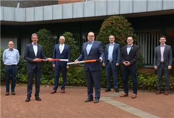 Freuen sich auf die Zusammenarbeit: Michael Dähn (Gemeinde Schiffdorf, von links), der Schiffdorfer Bürgermeister Klaus Wirth, Ernst-Dietrich Braetsch (Leiter Gebietsentwicklung Nord Deutsche Glasfaser), Geestlands Bürgermeister Thorsten Krüger, Thomas Breer (Projektleiter Vertrieb Deutsche Glasfaser), Heiko Ullrich (Stadt Geestland) sowie Christian Morag (Junior Projektleiter Vertrieb Deutsche Glasfaser).