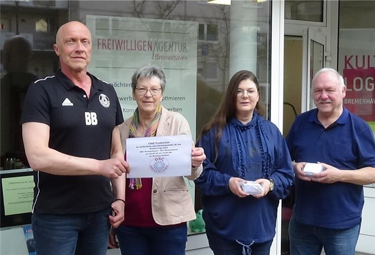 OSC-Fußballer laden Geflüchtete aus der Ukraine ein Übergabe von Freikarten für ein Fußballspiel des OSC Bremerhaven