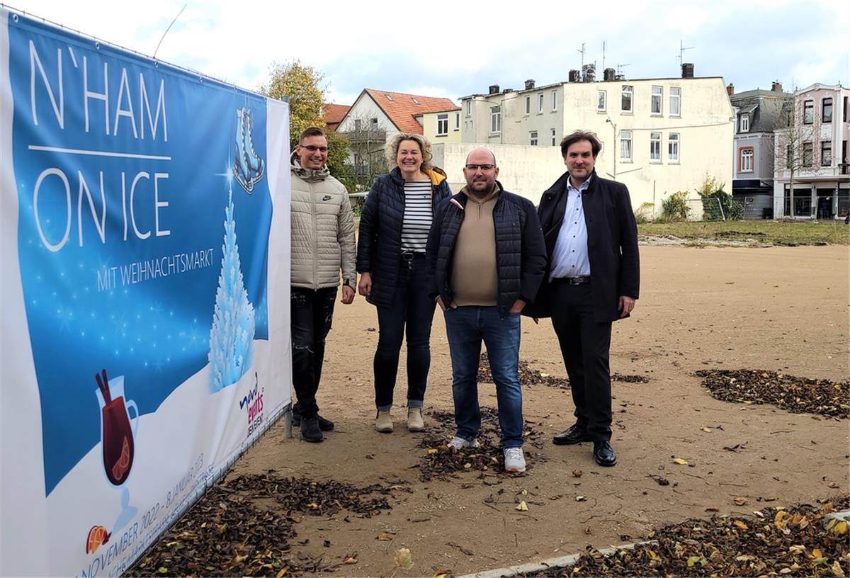 Eislaufen klappt in Nordenham ganz ohne Eis und Kühlung Zwei Männer und zwei Frauen stehen neben einem Plakat mit der Aufschrift Nordenham on Ice.