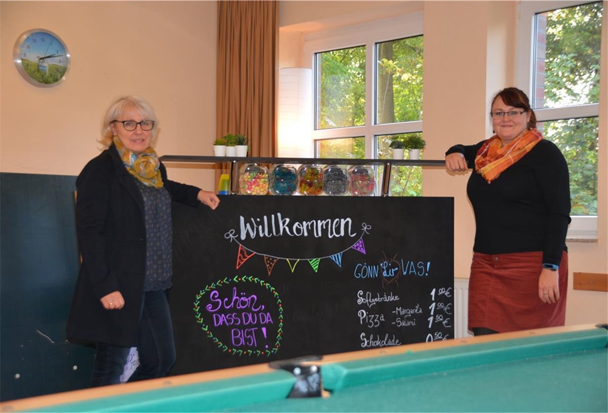 Rieka Heuwinkel ist das neue Gesicht in der Schiffdorfer Jugendpflege Freuen sich auf viele Besucher im neuen Wehdeler Jugendraum: Die neue Leiterin des Fachbereichs Jugendpflege Rieka Heuwinkel (rechts) und ihre Kollegin und Fachbereichsleiterin Soziales Alma Schmidt (links).