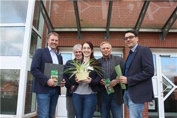 Freuen sich darauf, im Juni zahlreiche Gärten zu entdecken (von links): Beverstedts Bürgermeister Guido Dieckmann (parteilos), Gemeindemitarbeiter Martin Borgwart. Julia Weber (Regionalforum Unterweser), Wilfried Töpfer (Vorsitzender "Grüner Kreis") und Sven Sonström von der Gemeinde Loxstedt.