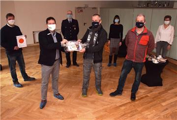 Freuen sich, dass das Projekt mit vereinten Kräften erfolgreich umgesetzt werden konnte (von links): Uwe Baumann (Bauamt), Bürgermeister Axel Linneweber, Ortsbrandmeister Wilfried Schröder, Thomas Büsing (Dorfgemeinschaft), Astrid Siefken (Turnverein), Frank Linneweber (Feuerwehr) und Birgit Büsing (Turnverein).