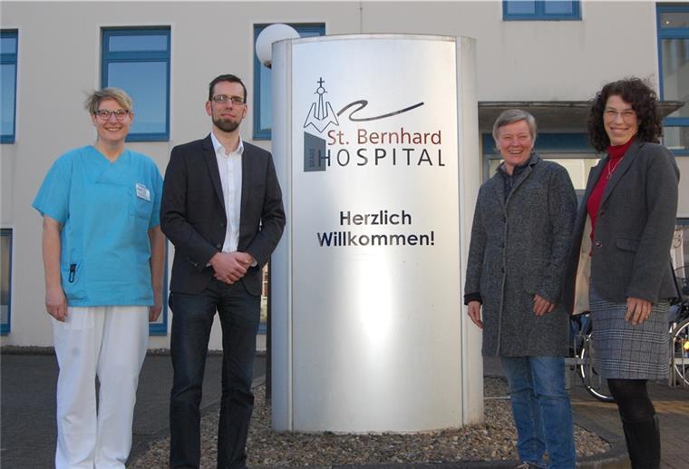 Freuen sich, dass die Auszubildenden des Hospitals künftig die Berufsbildenden Schulen Wesermarsch besuchen (von links): Claudia Koczelnik, Praxisanleiterin im Hospital, und Pflegedienstleiter Dirk Schrage sowie Simone Lindenbaum, BBS-Lehrerin in Pflegebereich, und Catrin Beineke, Abteilungsleiterin Berufsfachschule Pflege. 