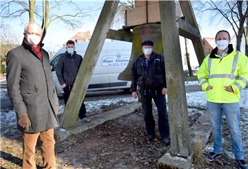 Freuen sich, dass die Glocke wieder hängt (von links): Museumsleiter Dr. Timothy Saunders, Lukas Stüdemann, Klaus Stüdemann (beide von der Zimmerei Stüdemann) und Tim Kaspers von der Bauverwaltung.