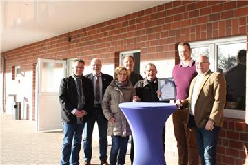 Freuen sich, dass nach drei Jahren Bauzeit das Sportlerheim endlich fertig ist (von links nach rechts): Bürgermeister Andreas Wittenberg (parteilos), Jürgen Plate vom Kreissportbund, Birgit und Rolf von Salzen, Ortsbürgermeister Hinrich Bühring (CDU) sowie der erste Vorsitzende des TSV Bramstedt, Patrick Haupt, und sein Stellvertreter Michael Vogt