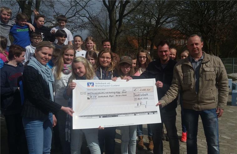 Vater berichtet über Emil - und dankt einer Schulklasse Freuen sich gemeinsam über den großen Erfolg der Spendenaktion auf dem Beverstedter Wochenmarkt für Emil: Die Klasse 5b der Waldschule, Lehrerin Dr. Uta Gassen, sowie die Spendenaktions-Initiatoren André Holscher und Jörn Rönner (von links). Foto Rendelsmann