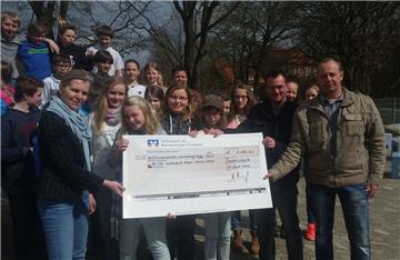 Freuen sich gemeinsam über den großen Erfolg der Spendenaktion auf dem Beverstedter Wochenmarkt für Emil: Die Klasse 5b der Waldschule, Lehrerin Dr. Uta Gassen, sowie die Spendenaktions-Initiatoren André Holscher und Jörn Rönner (von links).  Foto Rendelsmann