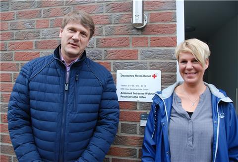 Freuen sich, mit dem neuen Angebot in Bad Bederkesa am Start zu sein: stellvertretender DRK-Kreisgeschäftsführer Jan Jens Patermann und Teamleiterin Miriam Becker vor dem neuen Gebäude Fehrenkamp 39a.
