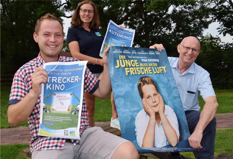 Die Organisatoren zeigen Filmplakate.