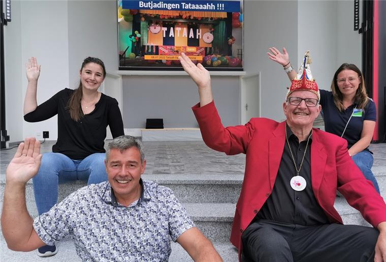 Freuen sich schon auf die Prunksitzung (von links): Selina Hillers, Jens Hillers (beide von der Konzertmuschel), Karnevalspräsident Reinhard Evers und TSB-Veranstaltungsleiterin Melanie Schmidt.