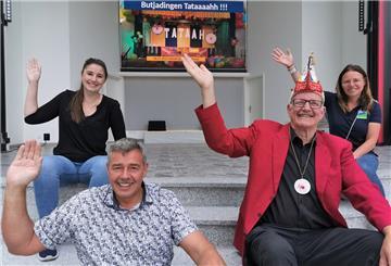 Freuen sich schon auf die Prunksitzung (von links): Selina Hillers, Jens Hillers (beide von der Konzertmuschel), Karnevalspräsident Reinhard Evers und TSB-Veranstaltungsleiterin Melanie Schmidt.