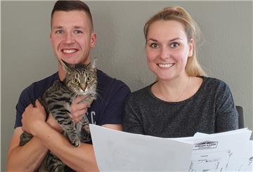 Ein Mann, eine Frau und eine Katze.