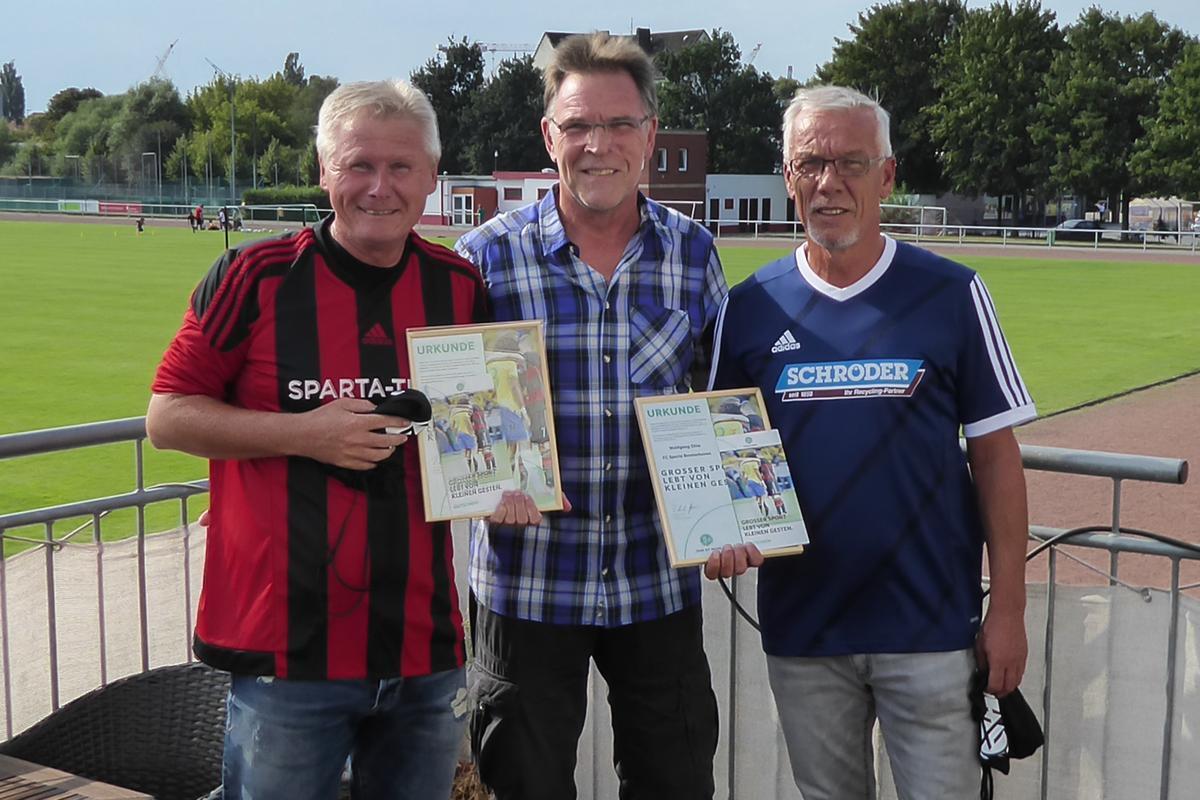 Freuen sich über das Fair Play (von links): Volker Schmidt (Leher TS),  Michael Grell (Vizepräsident Bremer Fußball-Verband) und Wolfgang Otto (FC Sparta Bremerhaven).