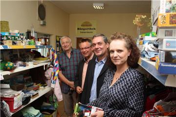 Freuen sich über das neue Hagener Leuchtturmprojekt (von links): Wolfgang Steen (Netzwerk), Andreas Wittenberg (Bürgermeister) sowie Andreas und Claudia Klimek von der Bürgermarkt-Zentrale. Sie suchen nun Vereine im Kreis, die auch einen Bürgermarkt gründen wollen.