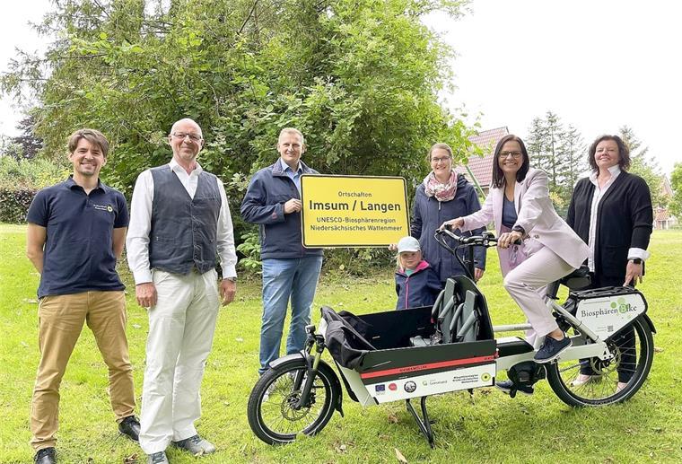 Freuen sich über das neue Lastenrad Geesine (von links): Claus Seebeck (CDU-Fraktionsvorsitzender), Bente Bronsema (Vorsitzende im Ausschuss für Natur, Klima, Energie und Landwirtschaft), Sonja Thomas (Stadt Geestland) und Gabi Kasten (Stadträtin). 