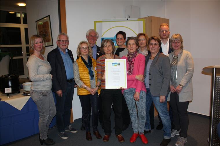 Beverstedt ist jetzt Fairtrade-Town Freuen sich über das neue Siegel Fairtrade-Town (von links): Claudia Lühmann (Gemeinde), Bürgermeister a. D. Ulf Voigts, Birte Köckritz, Manfred Holz (Fairtrade), Helga Stienecke, Anke Rose, Bärbel Kujus, Ingrid Langstein, Ulrike Horstmann, Sebastian Steeg und Sabine Kracke.