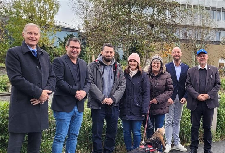 Freuen sich über das Projekt Auszeit: Rolf Ahlers (Rotary-Club Nordenham, von links), Carsten Fess (Caterer Center Parcs Park), Familie Fischer (Marc, Stephanie und Renate) aus dem Ahrtal, Mark Schuur (General Manager Center Parcs Park) und Joachim Tönjes (Präsident Rotary-Club Nordenham).