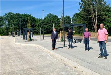 Freuen sich über den neuen Busbahnhof in der Kanalstraße: Samtgemeindebürgermeister Henning Fricke (links), Bürgermeister Norbert Wolf (rechts) sowie Vertreter des Bauunternehmens und des Ingenieurbüros. 