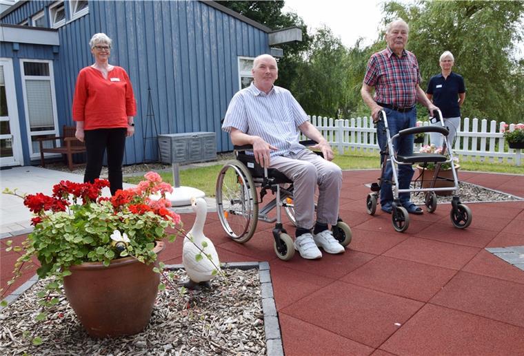 Freuen sich über den umgestalteten Außenbereich (von links): Maren Borchardt (Awo-Seniorenheim), Uwe Erbst, Bodo Debelts (beide Hausbewohner) und Petra Hummerich (AOK-Präventionsberaterin).
