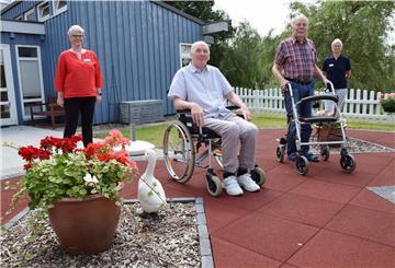 Freuen sich über den umgestalteten Außenbereich (von links): Maren Borchardt (Awo-Seniorenheim), Uwe Erbst, Bodo Debelts (beide Hausbewohner) und Petra Hummerich (AOK-Präventionsberaterin).