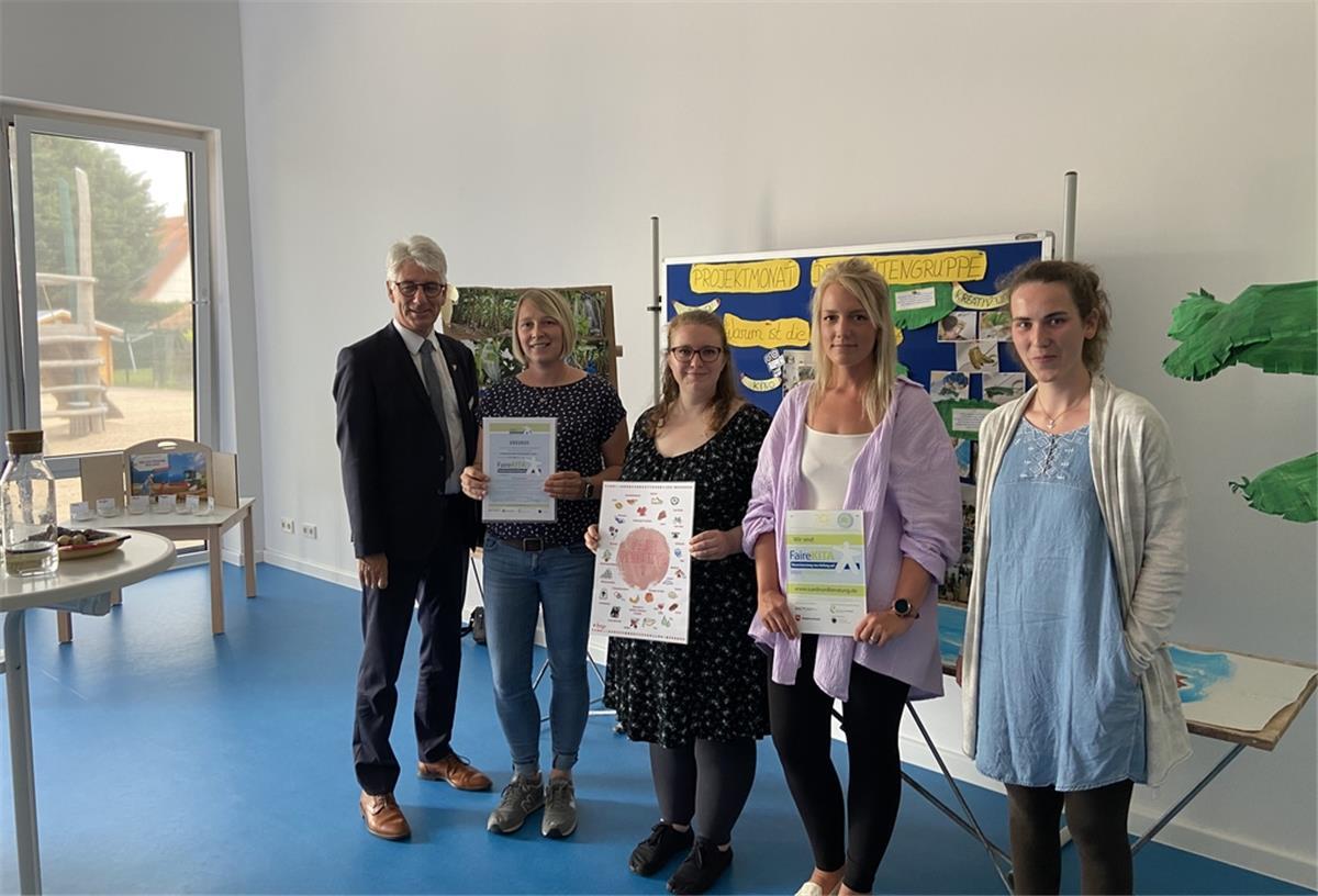Erste faire Kita der Wesermarsch Freuen sich über die Auszeichnung als erste faire Kita in der Wesermarsch (von links): Bürgermeister Michael Kurz, Elternvertreterin Christin von Runen, Erzieherin Antonia Wuppenhaas, Kita-Leiterin Jana Huennekens und Franziska Beck vom ökumenischen Zentrum.