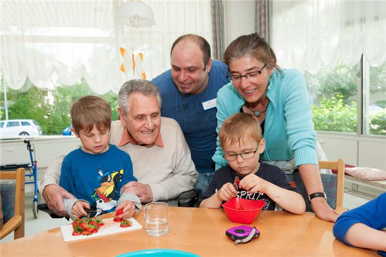 Warum ein Pflegeheim in Leherheide jede Woche Besuch von Kindern bekommt Freuen sich über die Besuche im „Amer“-Heim (von links): Fabian, Bewohner Jürgen Mittwollen, Ergotherapeut Maik Kohlhase, Paul und Erzieherin Katrin Kühl.