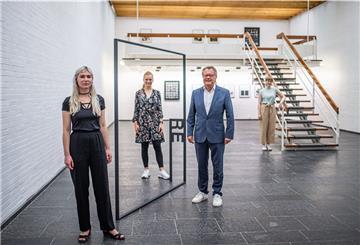 Vier Menschen stehen in der Kunsthalle in einem Raum.