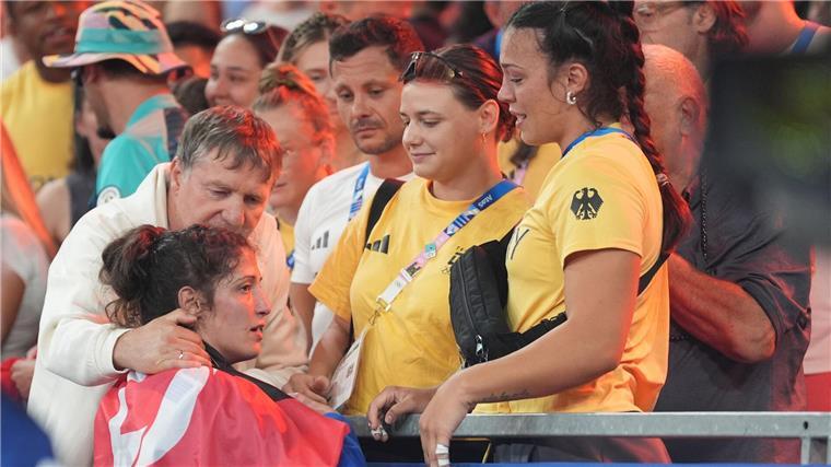 Mehr Trauer als Freude: Butkereit holt deutsches Judo-Silber Freunde, Familie und Trainingspartner schaffen es kaum, Judoko Miriam Butkereit zu trösten.