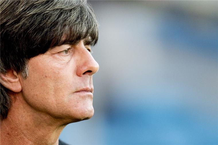 Löw verlangt Sieg in Aserbaidschan Freundlich und zuvorkommend, aber immer im Blick, worum es geht: Bundestrainer Joachim Löw verlangt am Sonntag von seinen Jungs einen Sieg in Aserbaidschan.