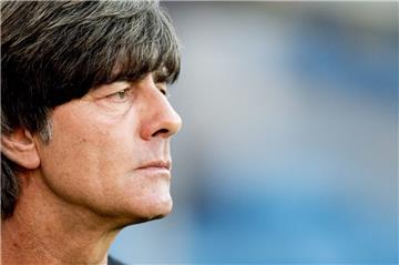 Freundlich und zuvorkommend, aber immer im Blick, worum es geht: Bundestrainer Joachim Löw verlangt am Sonntag von seinen Jungs einen Sieg in Aserbaidschan.