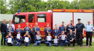 Freuten sich mit den Siegern auf dem Gemeindejugendfeuerwehrtag (von links): Bürgermeister Klaus Wirth (parteilos), Christian Lührs, stellvertretender Ortsbrandmeister von Wehdel, Gemeindejugendfeuerwehrwart Klaus Dieter Glaubke, Gemeindebrandmeister Thorsten Müller und der Wehdeler Ortsbrandmeister, Holger von Glahn.