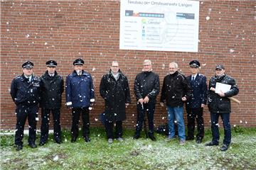 Freuten sich trotz des Schneegestöbers über den Startschuss für den Neubau des Feuerwehrhauses in Langen: Ortsbrandmeister Lars Pargmann, der stellvertretende Stadtbrandmeister Michael Rinas, Stadtbrandmeister Friedrich Meyerherm, Bürgermeister Thorsten Krüger, der Vorsitzende des Feuerschutzausschusses Günter Diekhoff, sein Stellvertreter Hermann Hanewinkel, Markus Wagner (stellvertretender Ortsbrandmeister) und Bauamtsleiter Heiko Ullrich.