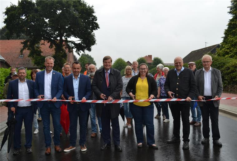 B71 „ist ein Schmuckstück geworden“ Freuten sich über die neue Ortsdurchfahrt von Kirchwistedt (von links): Denis Ugurcu, der für die CDU in den Landtag will, Beverstedts Bürgermeister Guido Dieckmann, Oliver Lottke (SPD), Enak Ferlemann (CDU), Friederike Wöbse (Straßenbaubehörde), Ralf Mehrtens von der Baufirma und Wilfried Windhorst (Ortsvorsteher in Kirchwistedt).