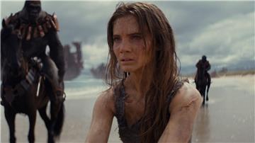 Freya Allan als Nova in einer Szene des Films „Planet der Affen: New Kingdom“.