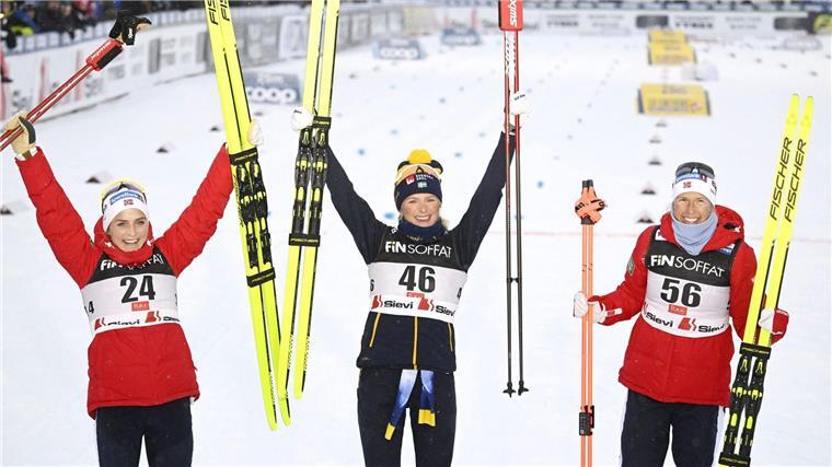 Frida Karlsson (M) triumphiert zum Auftakt in die neue Langlauf-Weltcup-Saison.