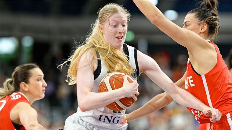 Basketballerinnen erneut mit klarer Niederlage Frieda Bühner war bei der klaren Niederlage in Belgien beste deutsche Werferin.