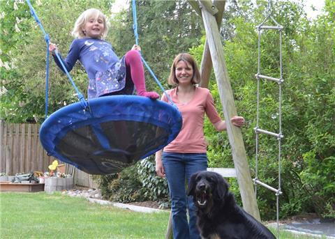 Frieda Heinemann gehört zu den Kindern, die in Corona-Zeiten wenigstens im eigenen Garten spielen können. Doch auch für sie waren und sind die kitafreie Zeit, die Kontaktbeschränkung und die Ungewissheit eine Belastung, weiß ihre Mama Petra Heinemann. Diese hat deshalb ein Gedicht geschrieben, in dem sie Kinder und Jugendliche für ihre Tapferkeit lobt.