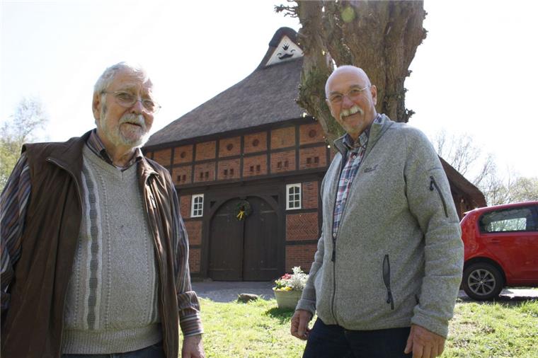Friedel Ditsche (82, links) hat früher im Morgensternmuseum gearbeitet und kam 1973 zum ersten Mal mit dem Bauernhausverein in Kontakt. Der ehemalige Schulleiter Peter Hebel (72) hat den Vorsitz des Vereins 2006 übernommen, als sein Vorgänger Karl Willms (SPD) verstarb.  