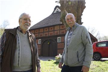 Friedel Ditsche (82, links) hat früher im Morgensternmuseum gearbeitet und kam 1973 zum ersten Mal mit dem Bauernhausverein in Kontakt. Der ehemalige Schulleiter Peter Hebel (72) hat den Vorsitz des Vereins 2006 übernommen, als sein Vorgänger Karl Willms (SPD) verstarb.  